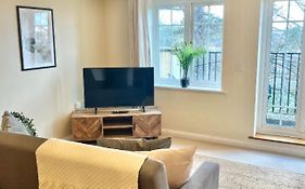 2 Bed Serviced Apartment With Balcony, Free Parking, Wifi & Netflix In Basingstoke